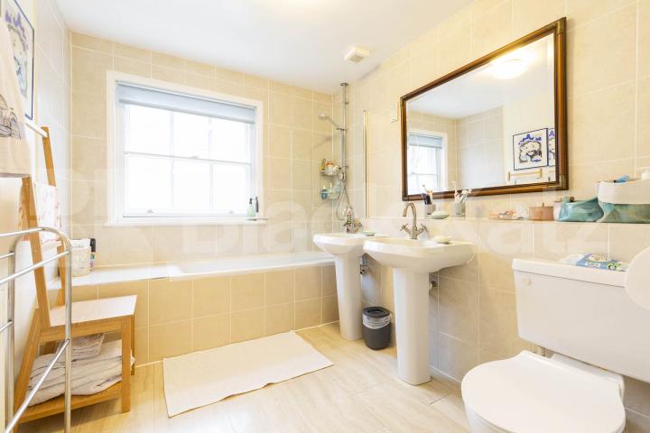 Super 3 bedroom apartment with period features by regents park - Families Only. Albany Street, Regents Park - Great Portland Street